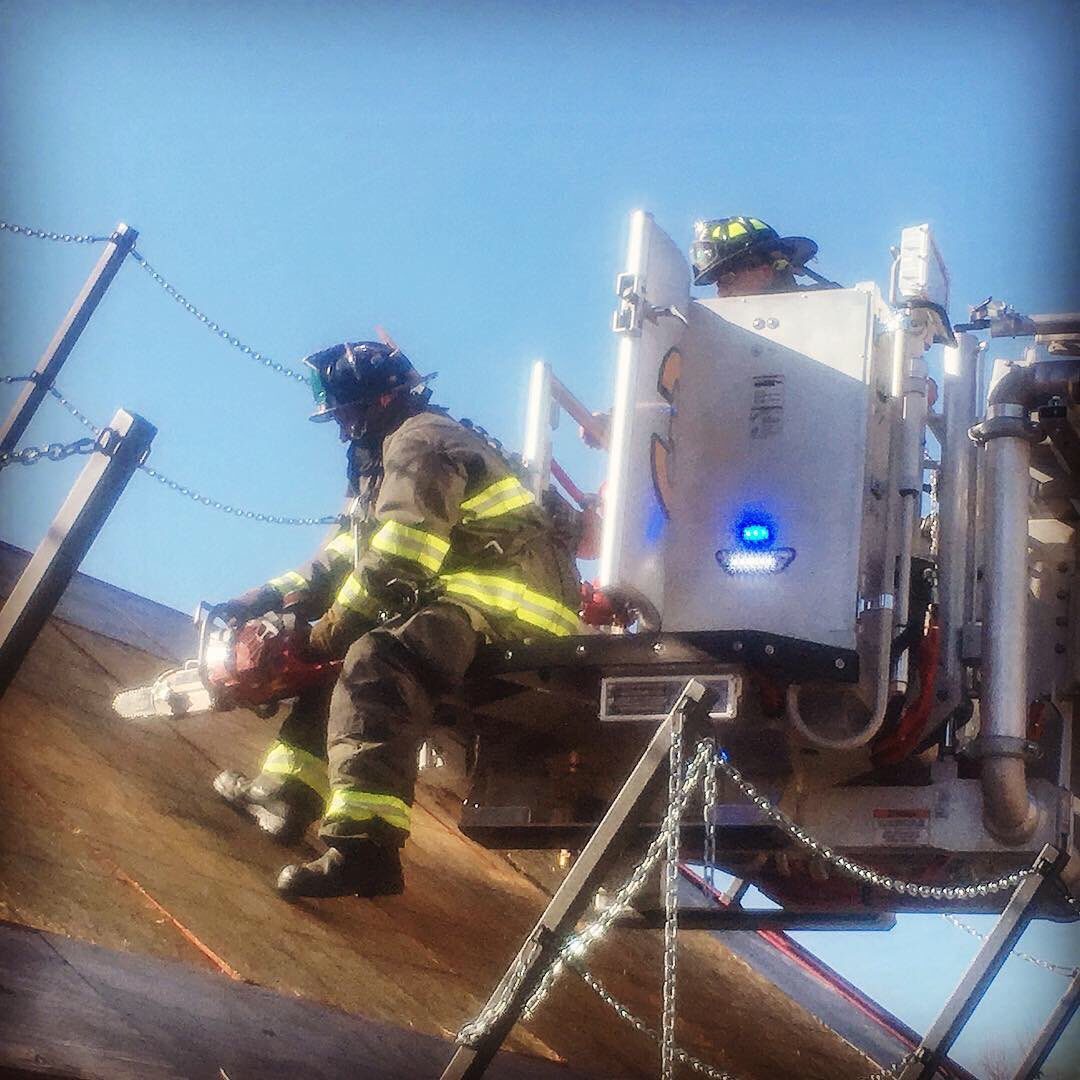 DCFDTower3's tweet image. Over the past four days, @dcfireems Tower Ladder No. 3 (and membes from Engine Co. No. 16) received in-depth classroom and hands-on training. This was provided by the department and Seagrave Mfg. for the new 95’ #Seagrave #Aerialscope #dc #dcfire #dcfd