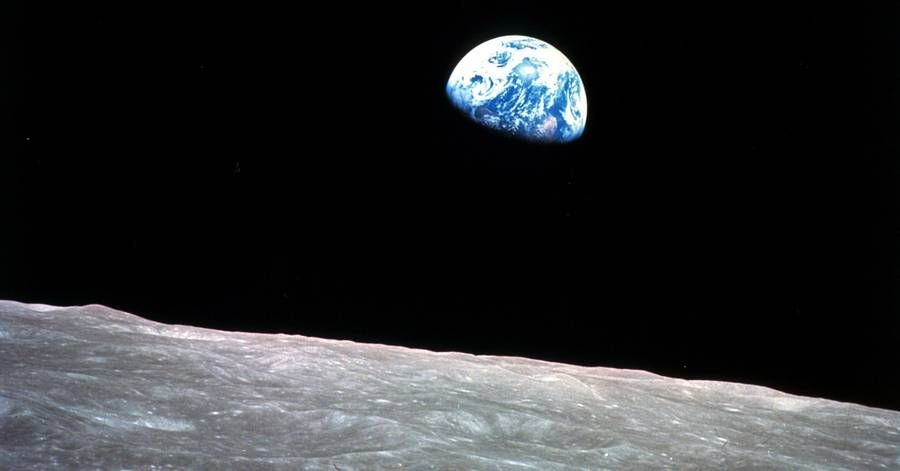 PhD student Zack Burton was featured in the <a href="/wsjournal/">WallStreetJournal</a> for science poetry that he live-tweets while attending lectures to distill the content for social media audiences. Read some of his work <a href="/PlanetaryPoetry/">Zachary F. Murguía Burton</a> and @ClimateCouplets. on.wsj.com/2Fr5AWM