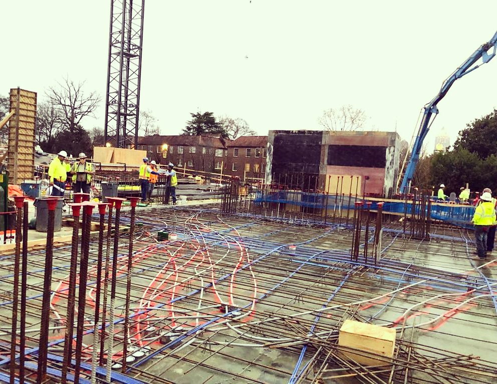 InfoLeworkforce's tweet image. ELECTRICIANS AT WORK. Residential construction, concrete pour starting. View of electrical installations; light box, conduit and sleeves, among others. Have a nice evening everyone!!!
#electricalcontractor #ResidentialConstruction