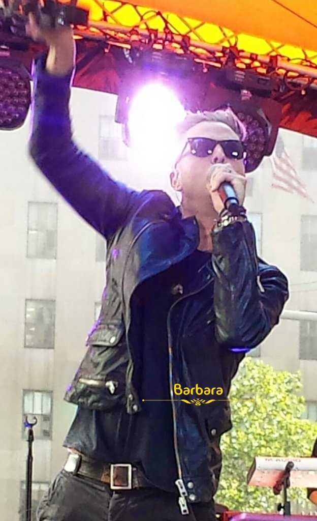 SelfieShanNow's tweet photo. Some pics from the first time I saw @onerepublic on the Today show on 7/25/2014 β₯οΈ in NYC #1RNative when @RyanTedder's hair started getting higher lol https://t.co/NBno3LHemr