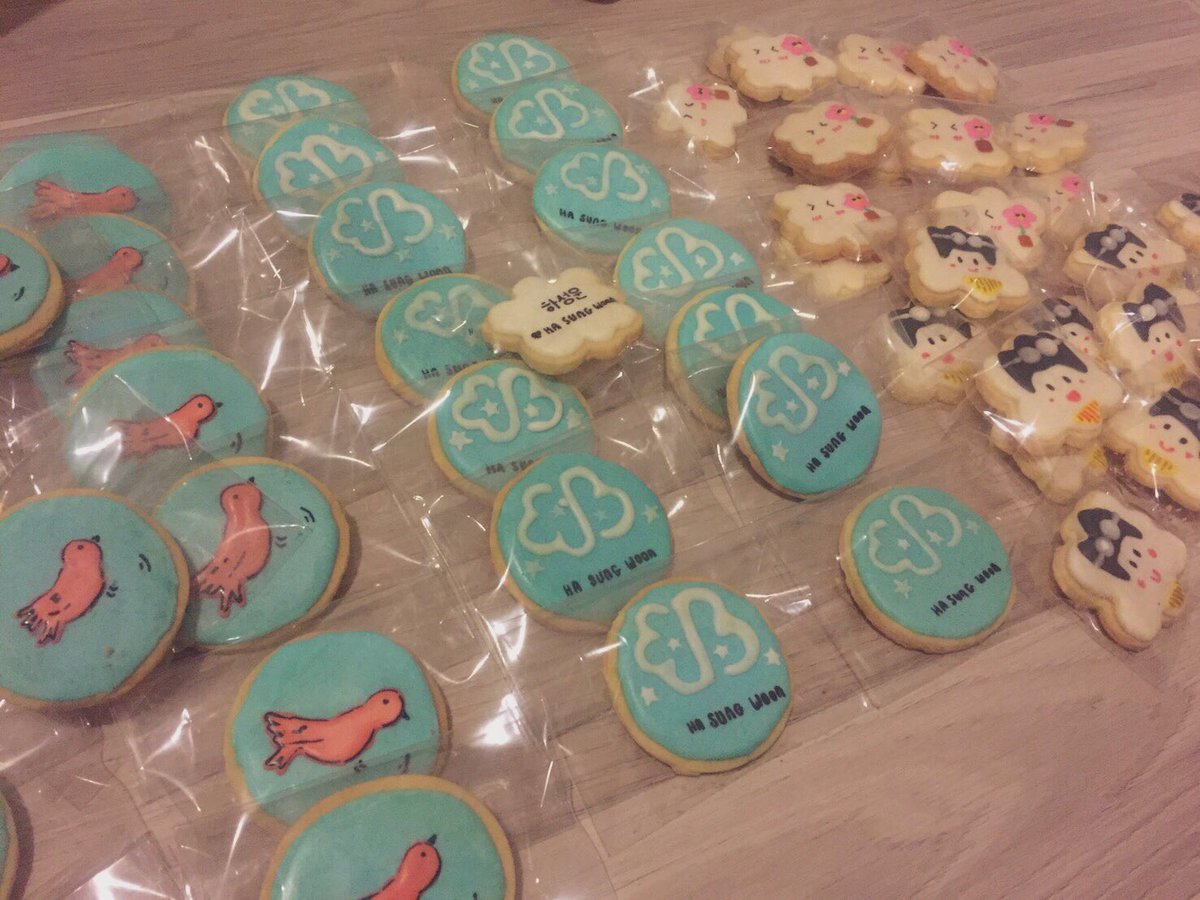 bbengee's tweet photo. ☁️Give Away for HANEUL ☁️
🍪☁️🕊🥽🌸🍪
#CloudCookiesWithHa SS3 in #HaSungWoonMyMomentinBKK
⚡️Just show this retweet + ticket⚡️
60 EA : 1 EA / person
🔖Location : Chaengwattana hall
Time : TBA
#하성운 #HASUNGWOON #ซองอุน
ขออภัยรูปของแจกมาช้าทำสดใหม่มากๆ มารับเยอะๆนะคะ https://t.co/2l0dUlTiH2