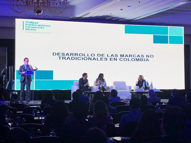 AMPPI_AC's tweet photo. En el #EncuentroAMPPI #PanelV El impacto en #AméricaLatina y el mundo de las #MarcasNoTradicionales a cargo de los expertos #SergioBarragán, #VerónicaVanrell, #ChristineHaightFarley y #GerardoFlórez https://t.co/3AlGI6y0bM