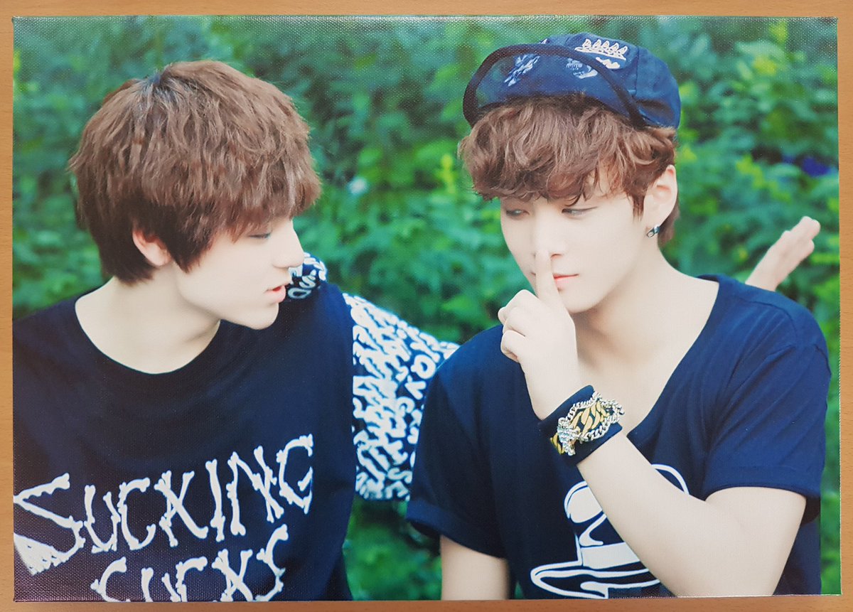 sooeo1227's tweet photo. 출근해서 아침부터 액자개봉하고 행복하게 시작하는 하루~~♡
전시회도 감사했고 예쁜 액자 감사해요
2차가 또 기다려지네요
 @W_NUEST_exhibit 
@tilltheend_JR https://t.co/XZtIX5LRbA