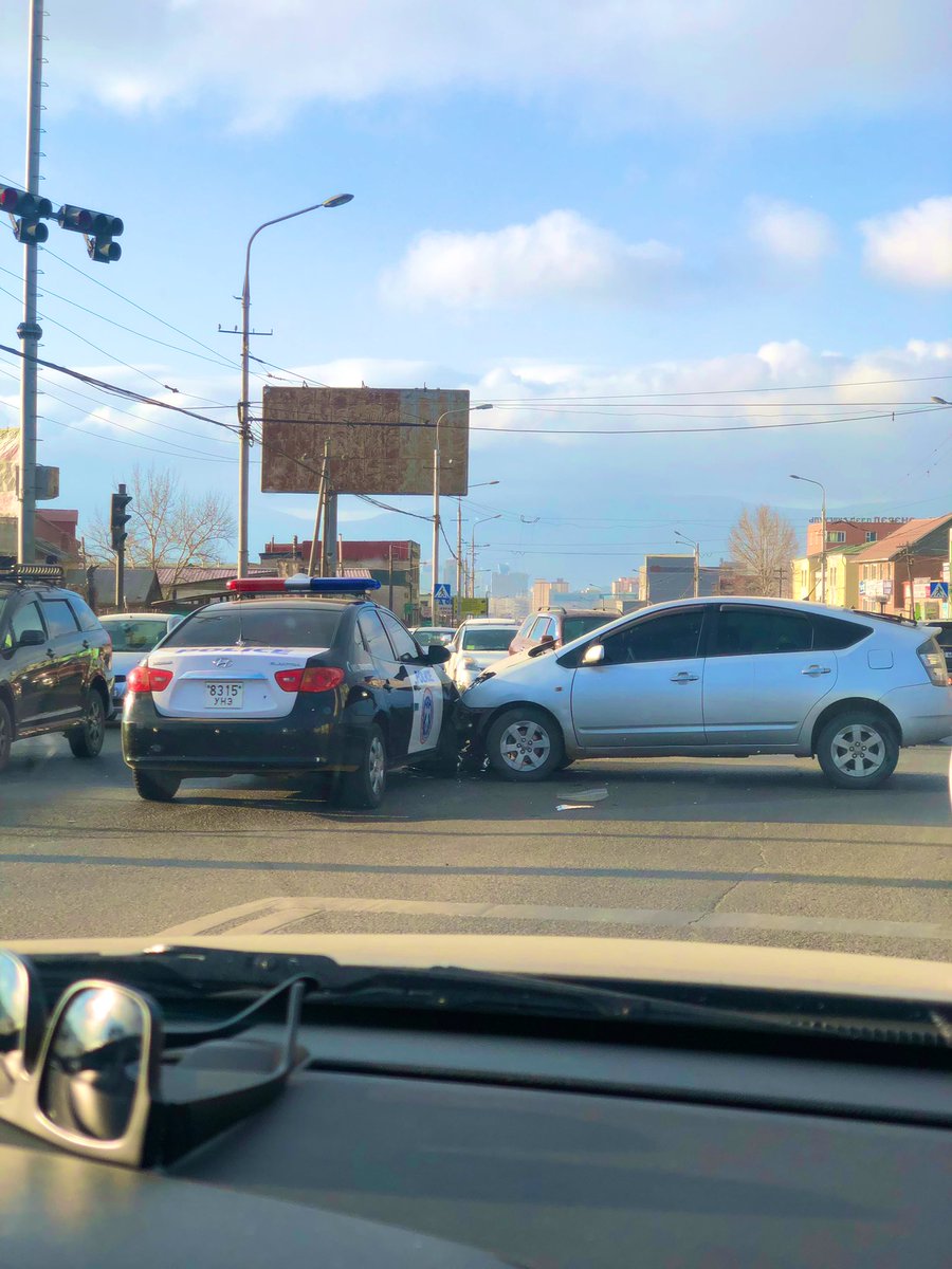 Өглөө бүр иймэрхүү дүр зураг тааралдана. Өнөөдөр цагдаагийн машинтай мөргөлдөж...Цагдаа нь өөрөө урсгал сөрч дураараа аашилснаас ийм үр дүнд хүрсэн, саарал машин гарцаар яарч хурдтай гарах гэснээс ийм үр дүнд хүрсэн