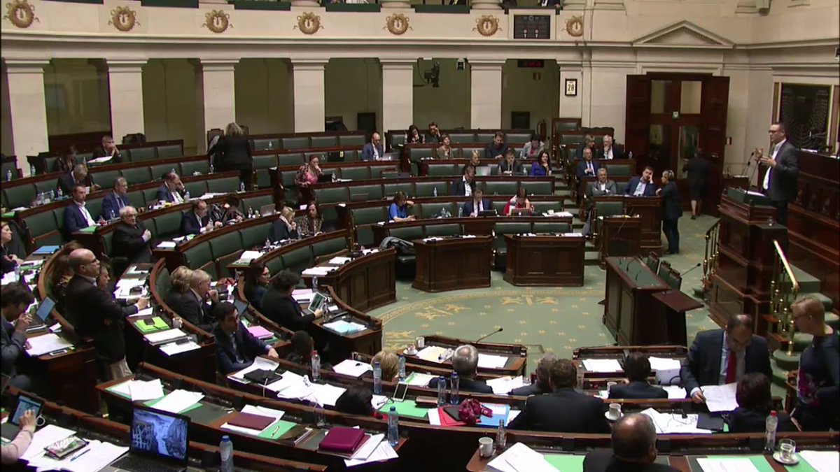 JoeriThijs's tweet photo. Wat nog het meeste zonde is aan het Kamer-debat over de #klimaatwet en #art7bis - naast het belachelijk late uur - is dat het parlement nog niet voor de helft gevuld is, alweer. En dat onder de ogen van @AnunaDe en andere jongeren van #youthforclimate. Spijtig signaal. https://t.co/by439uOpup