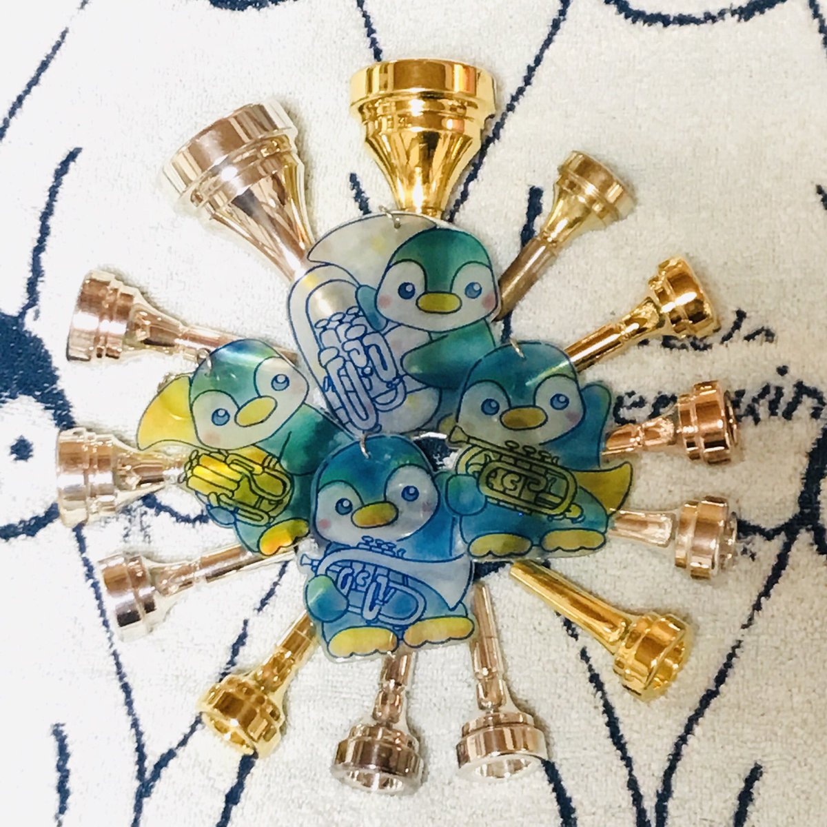 fb822sachi's tweet image. ウチにどんだけデニスがあるのか集めてみた。
E♭コル、B♭コル、フリューゲル、テナーホーン、ベース用の13本(頂き物9本&amp;amp;借り物3本&amp;amp;自分で買ったのは2本(1本は貸出中)
どんだけ〜💦
#デニスウィック #デニス信者