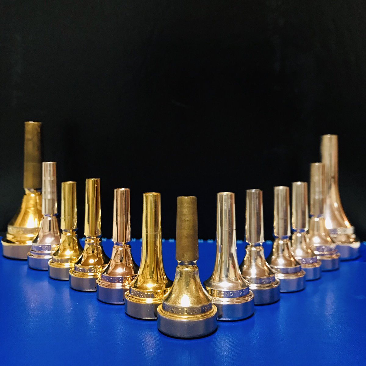 fb822sachi's tweet image. ウチにどんだけデニスがあるのか集めてみた。
E♭コル、B♭コル、フリューゲル、テナーホーン、ベース用の13本(頂き物9本&amp;amp;借り物3本&amp;amp;自分で買ったのは2本(1本は貸出中)
どんだけ〜💦
#デニスウィック #デニス信者