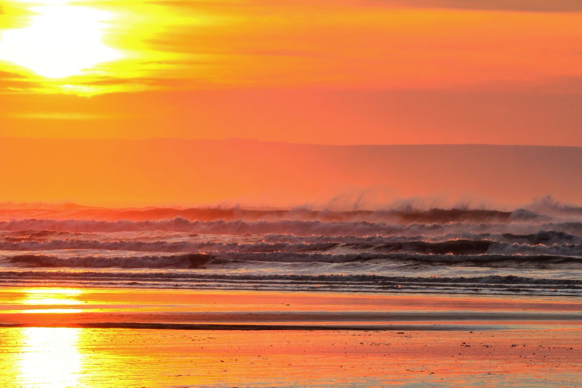 SurfingDevon's tweet image. Amazing March sunsets.

#surfinglifestyle #longboardsurfing #surfsouthwest #devonsurf #explore #summer #beachlife #ocean #waves #swell #getoutside