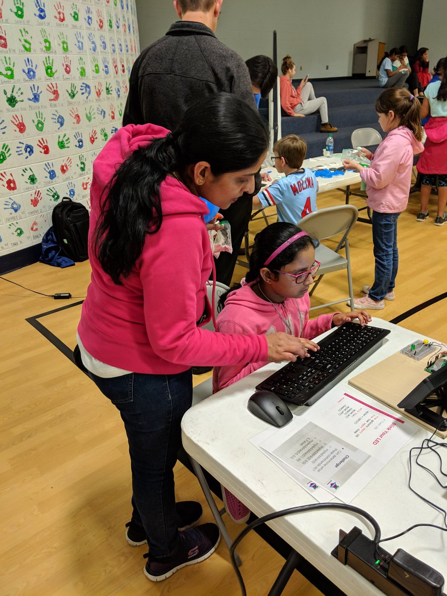 RSD_Innov8Lrn's tweet photo. Families coding together! #RSDSTEM https://t.co/tFCgfb1f7t