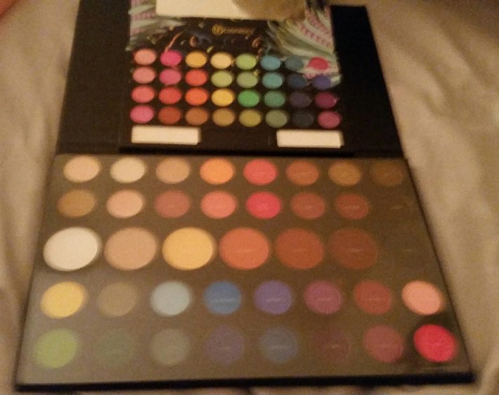 tocp03's tweet image. Came home after a long day at work to two beautiful new eyeshadow palettes on my doorstep! ❤️🌈 @jamescharles @MorpheBrushes @bhcosmetics