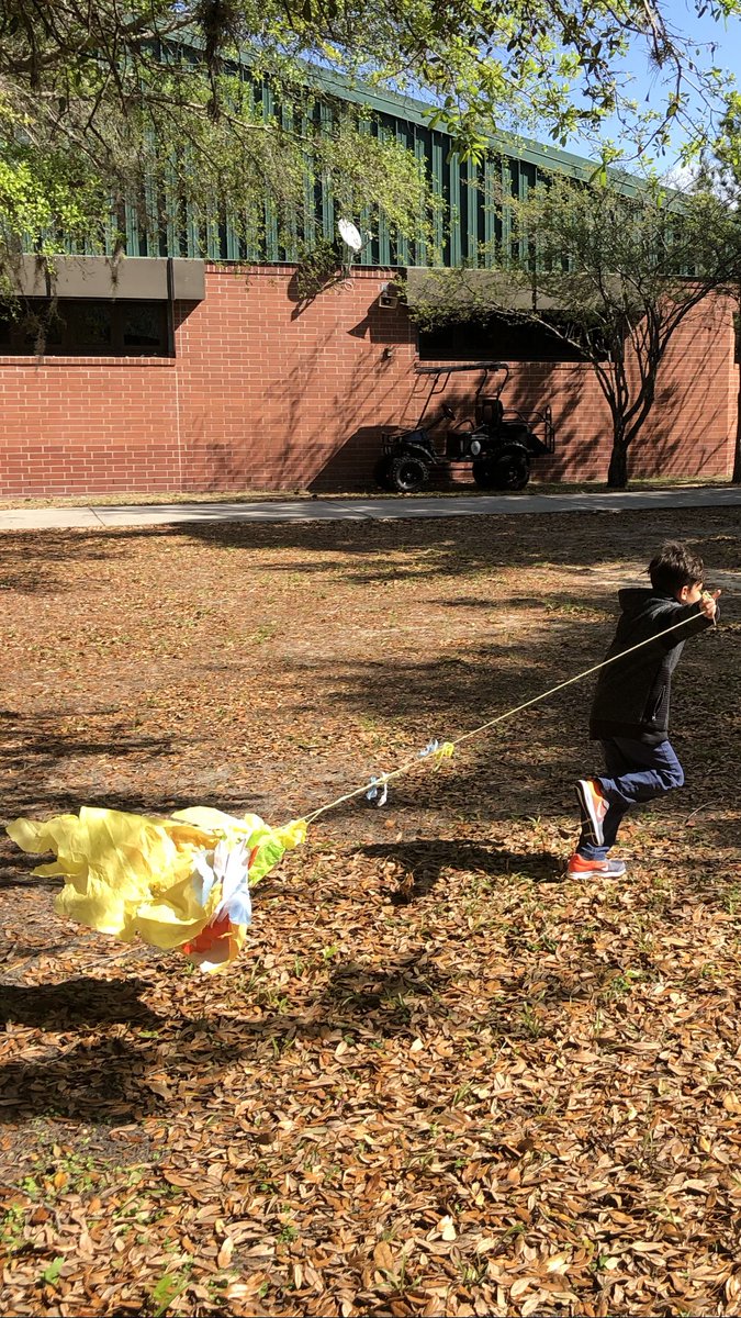 nellyg919's tweet photo. Building Kites for STEM 😬Problem Solving &amp; Creativity = Critical Thinkers 🤓 #firstgradeSTEM #science #thinkers #builders #kites https://t.co/ByTUt0vqoU