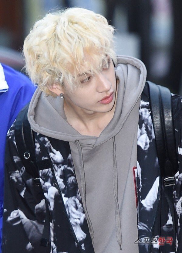 ChanxPics's tweet photo. I’m living for this hairstyle https://t.co/UXIq1YcyJE