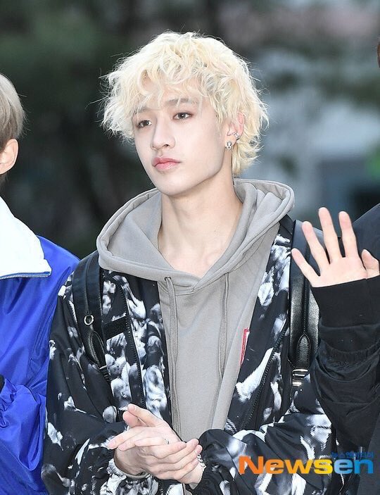 ChanxPics's tweet photo. I’m living for this hairstyle https://t.co/UXIq1YcyJE