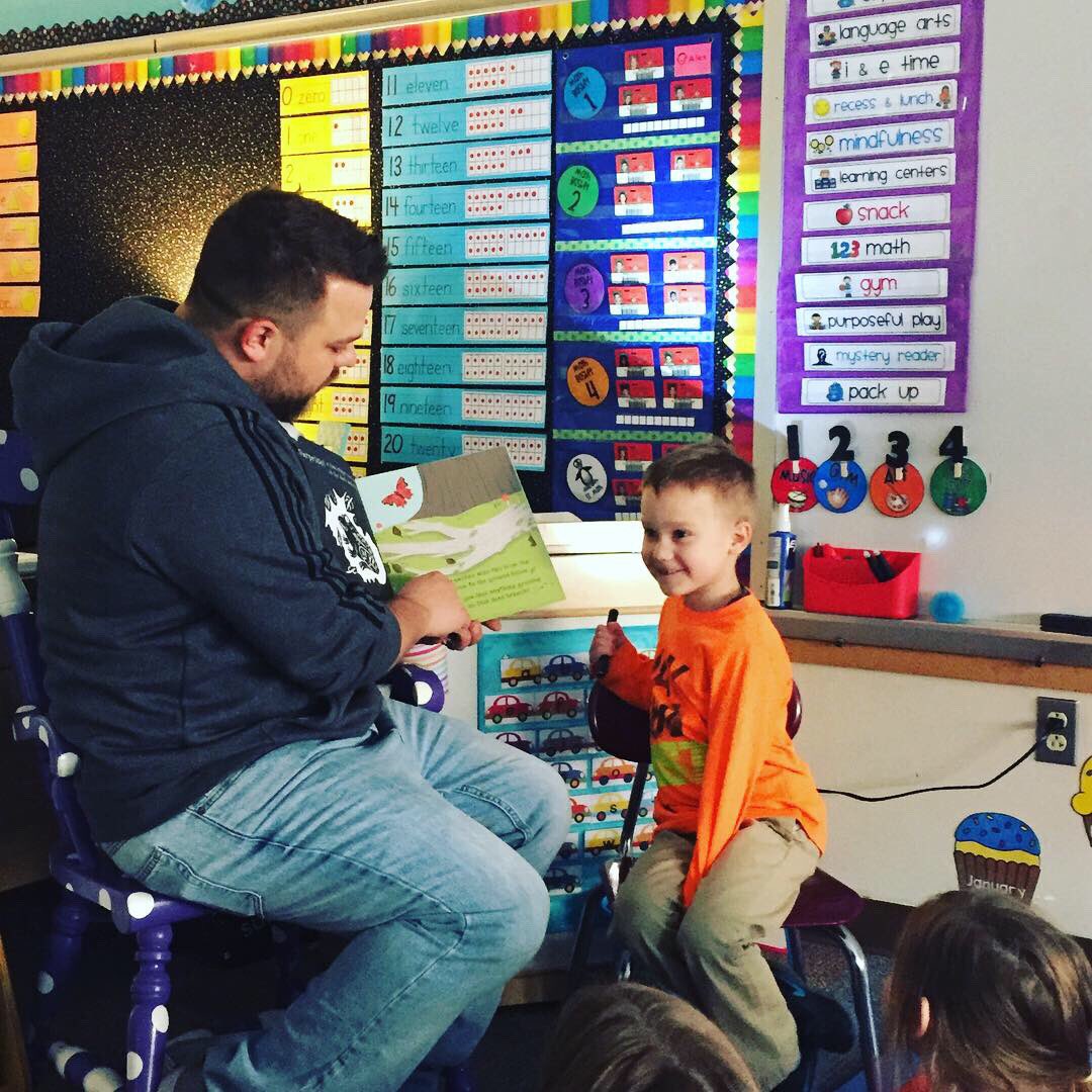 JVerilePSD's tweet photo. Today was our last mystery reader. We loved the flashlight surprises all around the apple tree! #readacrossamerica #fvfoxes #wehavethebestmysteryreaders https://t.co/NsbxB68S96