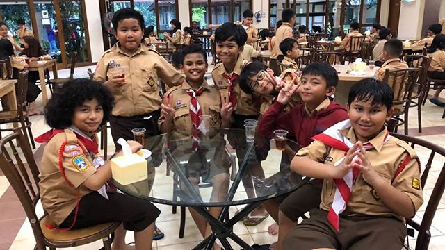hendradanaputra's tweet photo. Ceritanya lagi perkaju.. . Pertama kali pergi-pergian jauh dari emak bapaknya. . Anaknya happy, emaknya baper...he..he.. . . Have fun boys... . . #boys #pramuka #perkaju #emakbaper #havefun #janganlupabersyukur https://t.co/FKKl04UsRX https://t.co/C9h7LbB03q