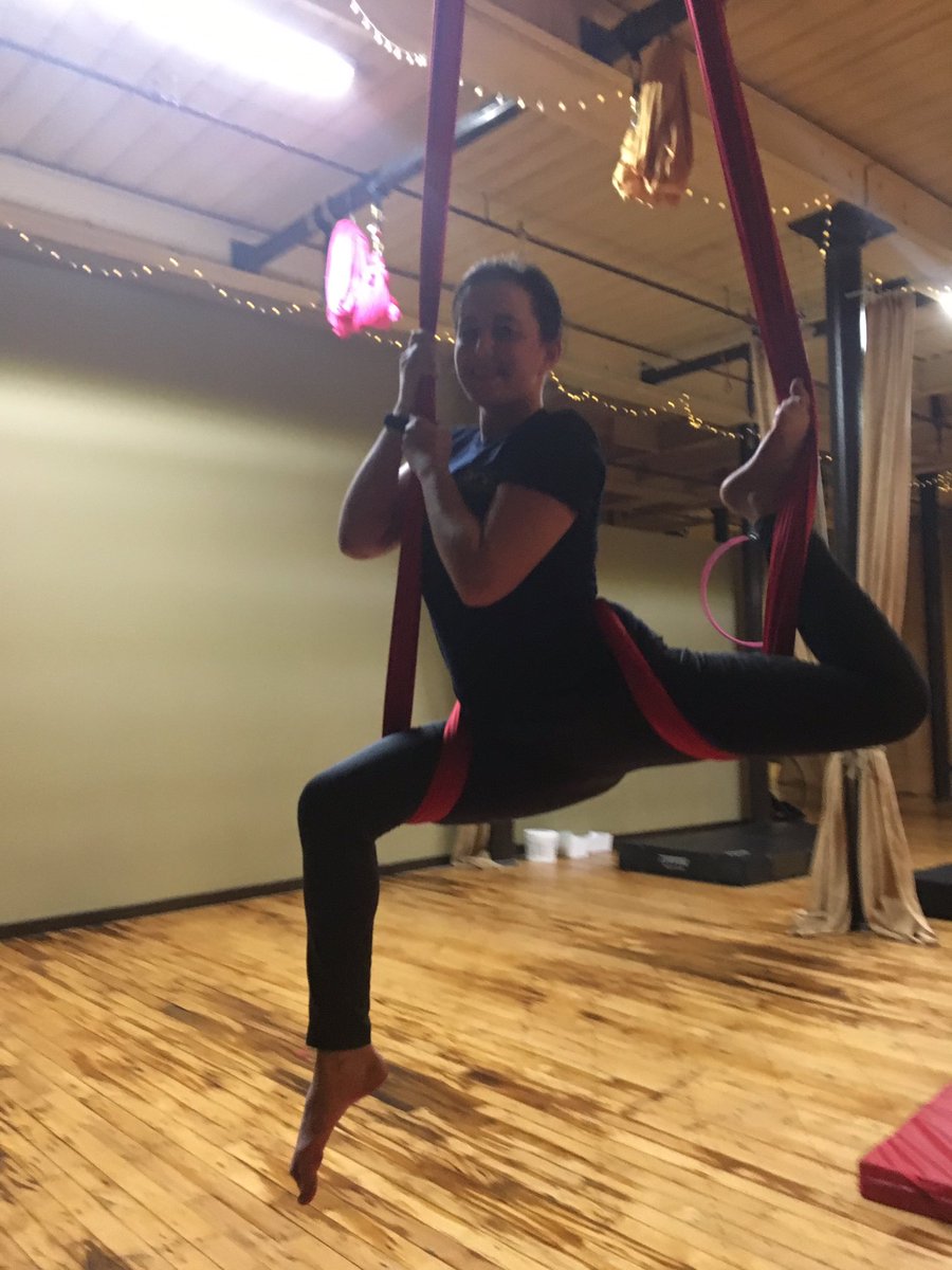 ArielSchillerTV's tweet image. Too ‘Coo’ For School. #PigeonPose #Aerialist