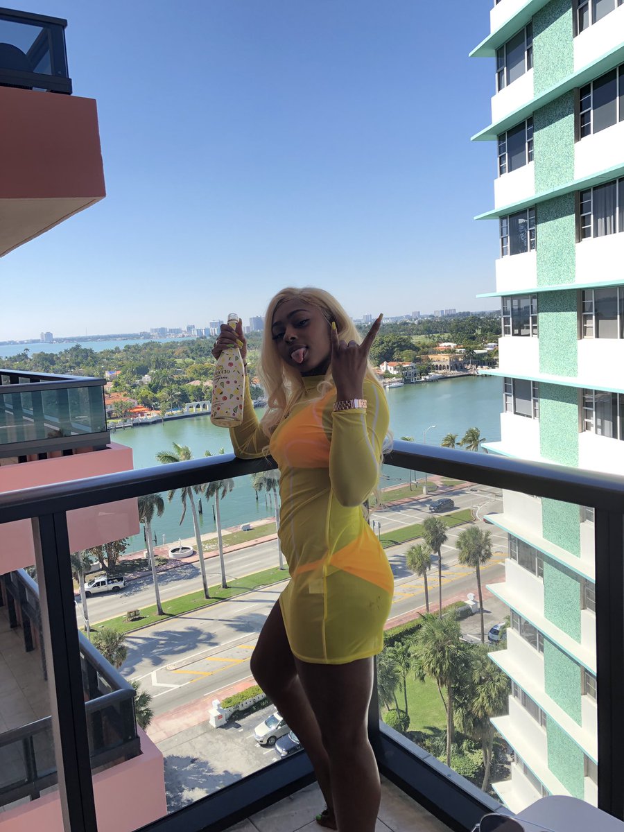 amoneeeyyyy_'s tweet photo. Recap from last weekend ☀️#springbreak2K19 #MiamiSpringBreak2k19 https://t.co/2aqIui4oSr