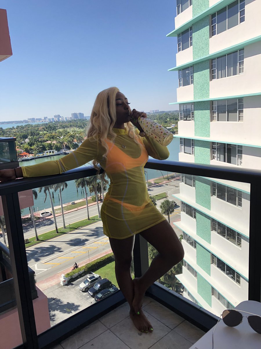 amoneeeyyyy_'s tweet photo. Recap from last weekend ☀️#springbreak2K19 #MiamiSpringBreak2k19 https://t.co/2aqIui4oSr