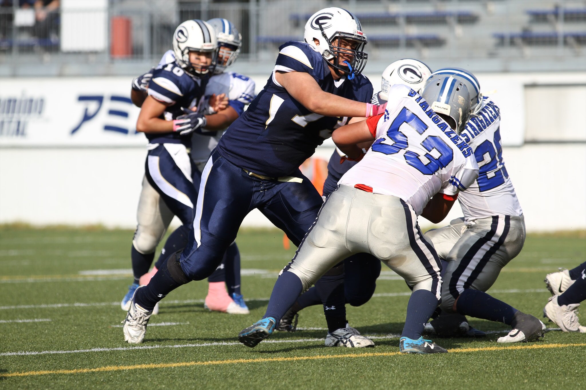 学習院大学アメフト部 Generals ポジション紹介 Offenseの道を切り開く Ol オフェンスライン ボールを持たないポジションですが 強力なブロックで攻撃を支えるolなくして Offenseが前に進むことはできません 大きな体格 体重が重い人