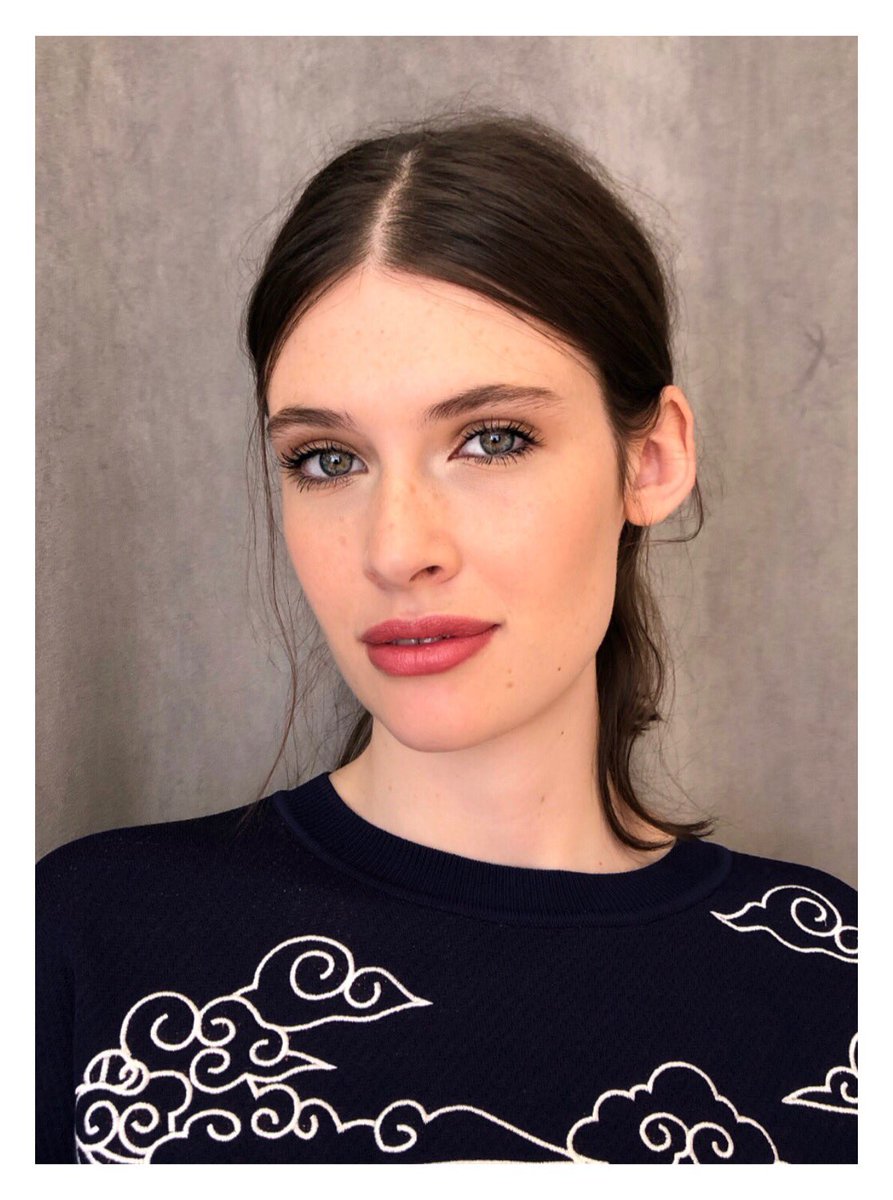 MechiMiqueo's tweet photo. @miaaaquinn para @jazminchebar 
MkUp By Me #lancomear 
Pelo @facudiaz_agc 
Use:
Base Teint Miracle 
Polvo No SHINE no Bright
Para profundidad de ojos, iluminación y Rubor use la BRONZE &amp; Glow Powder 😍
Máscara de pestañas Hypnose 
Boca L’absolu Rouge Drama Matte 
#mechimiqueostud https://t.co/dbdl36BQhz