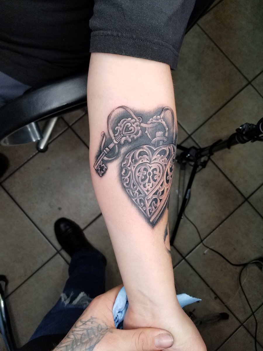 josemromero14's tweet photo. Okay give a way time. 

I'm giving away a small tattoo. About 60$ value

Or you can get 60$ off a tattoo of 200$

Located at 2530 wible road 

Gotta retweet and favorite. 

#supportthehustle #661artists
#bakersfieldlocals #artnotwar https://t.co/Hwgyee624u