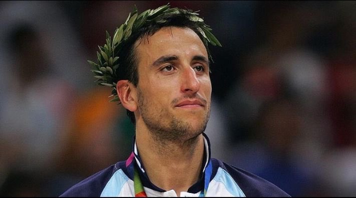 2010MisterChip's tweet photo. Lo ganó todo, empezando por nuestros propios corazones. Y cualquier homenaje que reciba siempre se quedará corto. Larga vida a la leyenda y, a partir de ahora, quien aspire a ser el mejor deportista argentino de todos los tiempos, que pase antes por Bahía Blanca a pedir permiso. https://t.co/QsvAp6Hngy