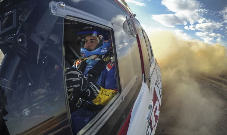 ferdialaldebate's tweet photo. Antes Fernando Alonso era un piloto de F1, ahora es un piloto de automovilismo que ha ganado 2 campeonatos de F1, entre otras cosas. #FerdialAlDebate https://t.co/bV36D4rdVf