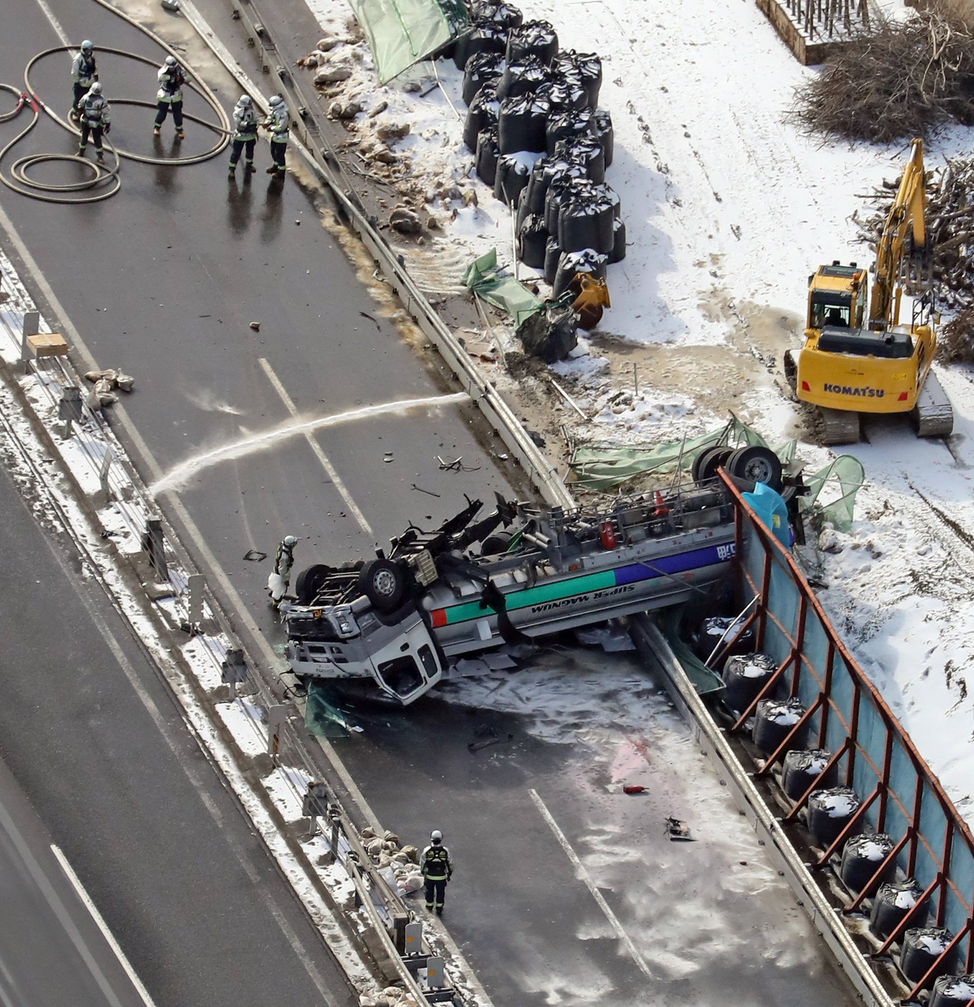 画像 札樽道でタンクローリーが横転 灯油流出https T Co Ntkndpr56a T Co 9h8ahaomb9 まとめダネ