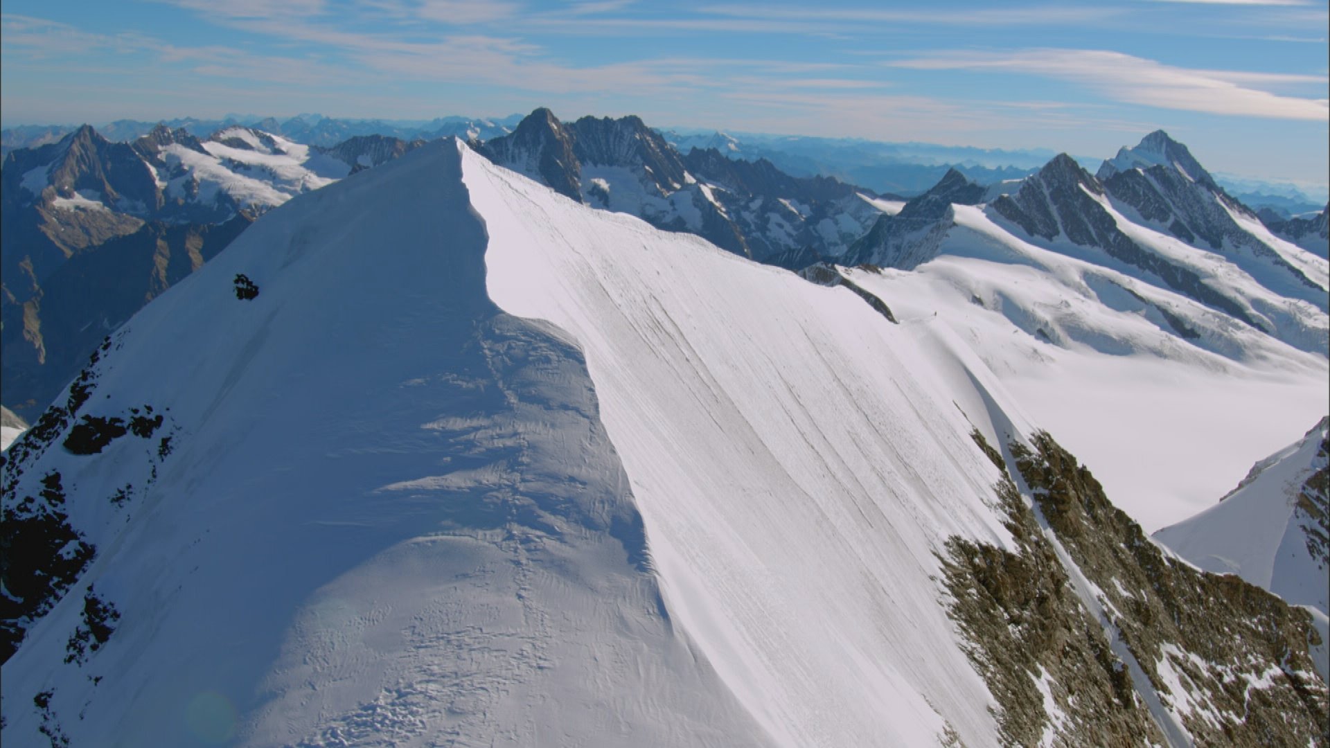 世界遺産 スイスアルプスの山を堀抜き1912年に開通したユングフラウ鉄道 その終点が標高3454メートルにある ユングフラウヨッホ駅です 目の前に広がるアレッチ氷河 貴婦人がスカートのまま氷河を見に行けると讃えられた絶景 まさに天空の駅です 世界