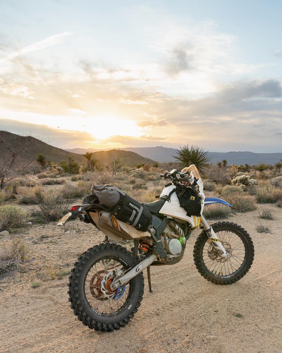 MoskoMoto's tweet photo. Desert sunrise session for Jesse on his custom #fe570
Check out @onelostmoto for some sweet drone footage riding in the Mojave!
// 📷 @onelostmoto
#moskomoto #reckless40 #pnwriders #pnwdualsport #advrider #motography https://t.co/tZ4bKBgw2U