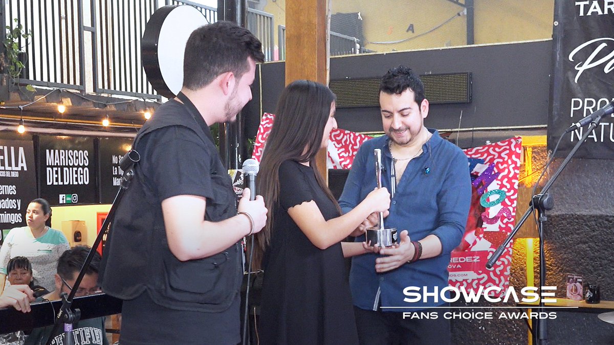 fchamx's tweet photo. 😱😱😱 @paredezfernando recibió el galardón de los #FansChoiceAwards2019 como #MejorArtistaDelAño en #Trova #LosPremiosDeLosFans #FCHA2019 https://t.co/3nUFcAUORi https://t.co/r2OxnORGTp
