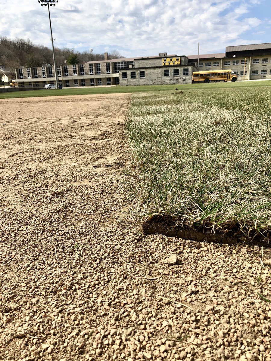 SVBaseballhawks's tweet photo. Finishing touches added today. #NewSod #CleanLines #ReadyForAGame https://t.co/oWUA2mAkOY