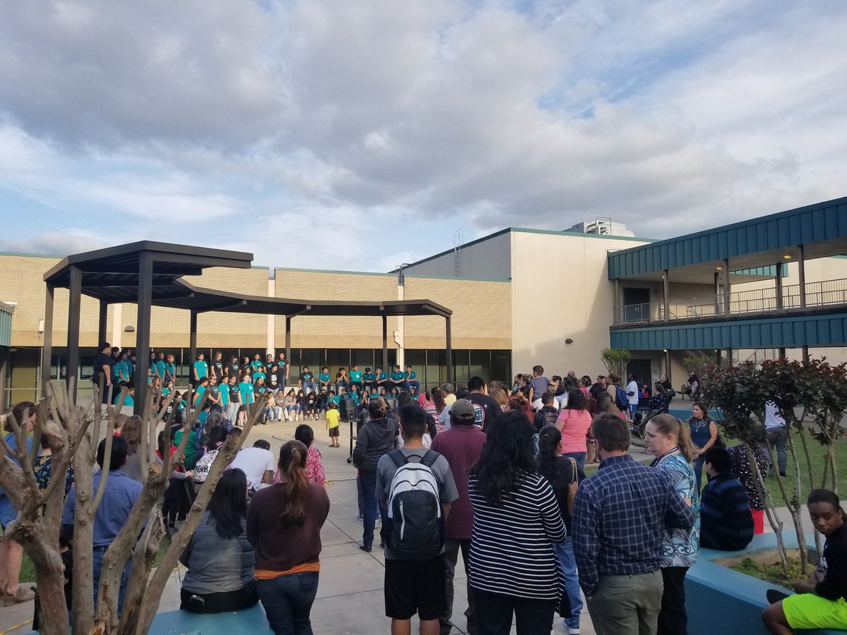 K3toH's tweet photo. What a fun-filled night for our @NorthbrookMS Knights to show their parents all of the amazing stuff they do every day! #donows #datatrackers #choir https://t.co/EDZlfm6mkn