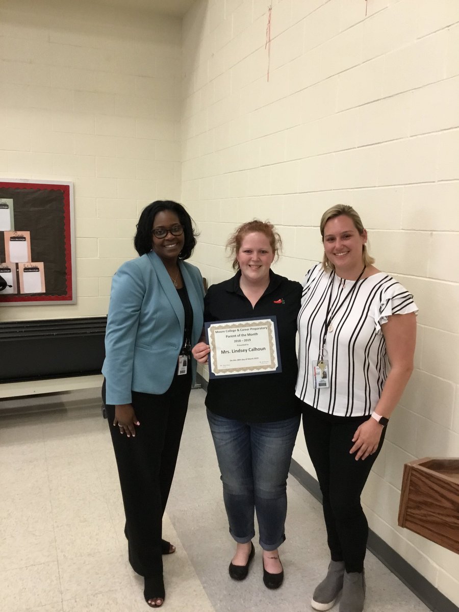 LCalhounChilis's tweet photo. When your job allows you to have enough of a balance between work life and home life that you are recognized by your kids school as Parent of the Month, you smile so hard your cheek bones hurt! #chilislove #ParentoftheMonth #SocialCommunityWellbeing @JoseFChilis @Roymascorros https://t.co/J5B3F2yfbU