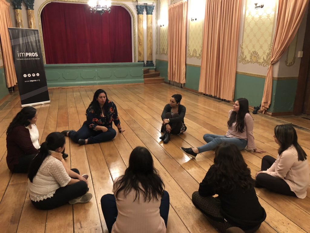 ViveimPROS's tweet image. El telón del magnífico Teatro Universitario de la @UTEoficial es testigo de nuestro 5to #ImproLAB. Docentes y Científicas comparten experiencias y disfrutan conociendo a la Impro Aplicada como herramienta de empoderamiento para inspirar, comunicar, y colaborar. #MujeresEnCiencia
