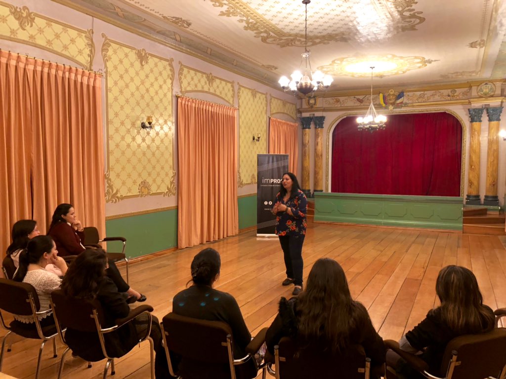 ViveimPROS's tweet image. El telón del magnífico Teatro Universitario de la @UTEoficial es testigo de nuestro 5to #ImproLAB. Docentes y Científicas comparten experiencias y disfrutan conociendo a la Impro Aplicada como herramienta de empoderamiento para inspirar, comunicar, y colaborar. #MujeresEnCiencia