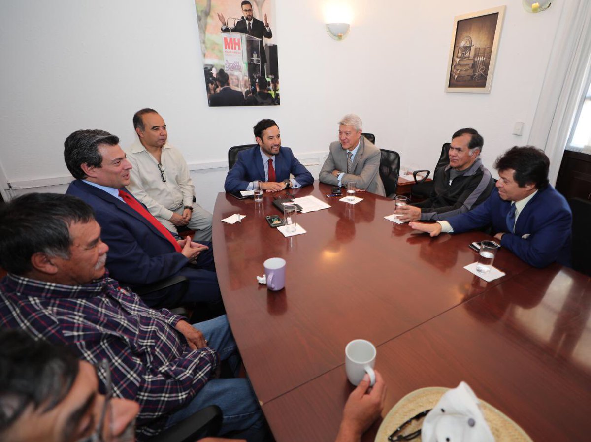 AlcaldiaMHmx's tweet photo. Nuestro Alcalde @vromog y Coordinador Deportivo @ChuchoRamirezR celebraron una reunión con @wbcmoro, Presidente del @WBCBoxing y las leyendas mexicanas @OlivaresPuas y "Pipino" Cuevas. #MiguelHidalgo será referente en el fomento y práctica del #Box con el programa de #BoxeoUrbano https://t.co/2lTMoXOrVG