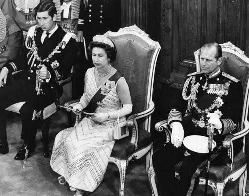 AJWVictoriaBC's tweet photo. Her Majesty might have a few things to say about what is or is not unprofessional attire. Thank you Grace for sending me this picture #bcpoli. https://t.co/eC5ipsUIEu