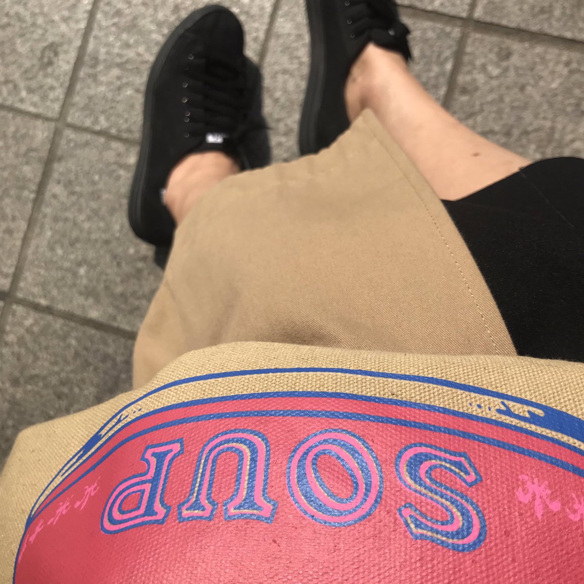 양말이나 스타킹 안 신고 운동화 신는거 좋아한다!  발목이 약간 춥지만 견딜만 하다~