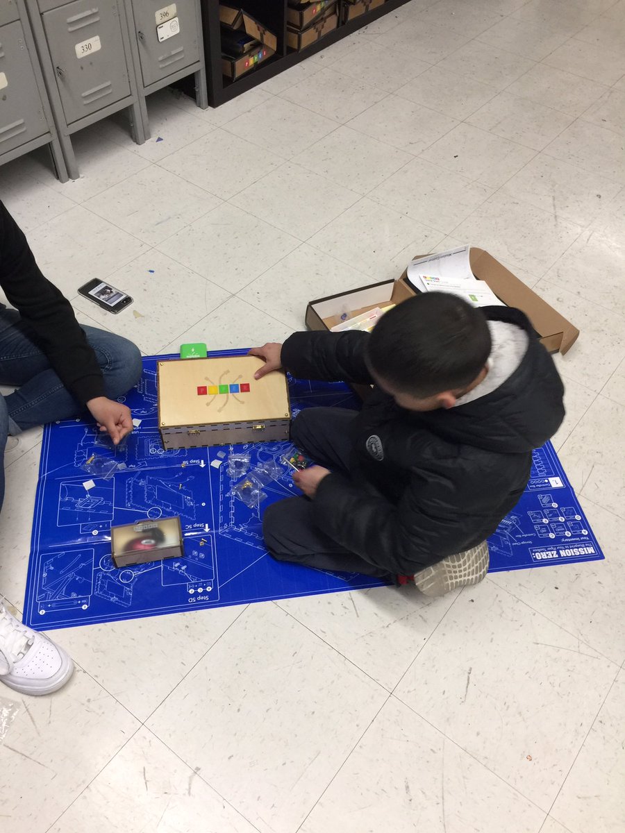 RavenswoodMakes's tweet photo. @StartWithPiper coming through with the computer kits. Thanks! Here’s a 5th grader from LRRMA in full build mode. https://t.co/PM0xpvIGE9