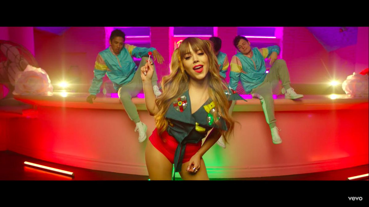 escandalamx's tweet photo. Hijas, ¡soy muy fan de mi @dannapaola y su #MalaFama! Siempre perra, nunca inperra #LaAma #MeEncanta #Ellaaaaa Vean el videa ¡YA! >> https://t.co/JjXVuoAYgX https://t.co/UEhn48erY0