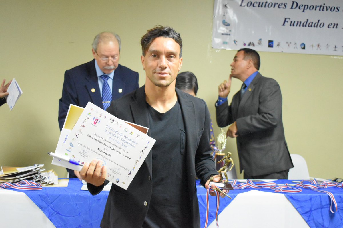 SaprissaOficial's tweet photo. .@BOLACRIS7 fue premiado por el Circulo de Periodistas y Locutores Deportivos de Costa Rica como el Mejor Jugador del 2018. ¡Felicitaciones! 👌🏻 https://t.co/8XR5cqmJtj
