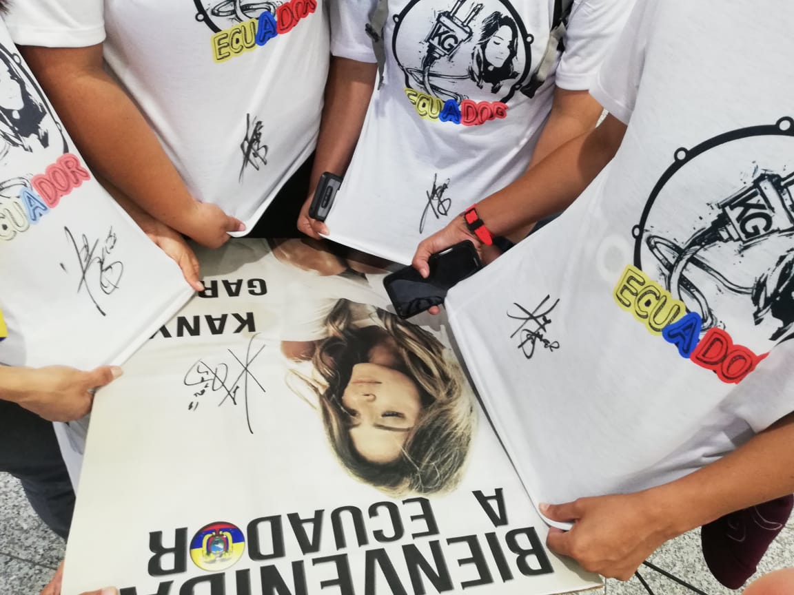 BailemosUnBlues's tweet photo. @kanygarcia BIENVENIDA A NUESTRO PAÍS 🇪🇨
Ecuador espero más de 9 años para conocerte y al fin estas aquí.
Te abrazamos para siempre mi querida CHAPARRITA.
#KanyGarciaEnEcuador #Guayaquil #Ecuador #Kanysta #Felicidad #FansClub #fans #ZonaFans #ParaSiempre #BailemosUnBlues https://t.co/OzTKj2JGHD