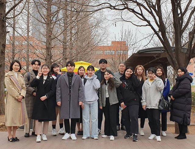 bcuidept's tweet photo. 교수님과 조교님 그리고 반대표 및 학우회
와 함께한 점심식사였습니다☺️
-
#부천대학교 #산업디자인과 #디지털미디어디자인과 #digitalmediadesign #디미디_반대표
-
#dimedi_bc #반대표 #학우회 https://t.co/WQ8BcufRWp