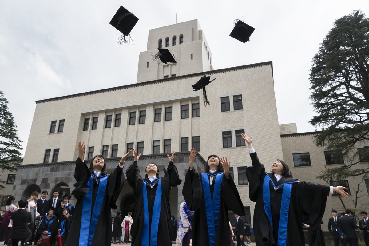 女子学生4名がアカデミックガウンの帽子を投げている(^_^) 私が学生の
