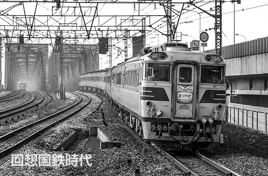 堂々の13両編成で九州を目指す特急まつかぜ。後ろの6両が鳥取回転で