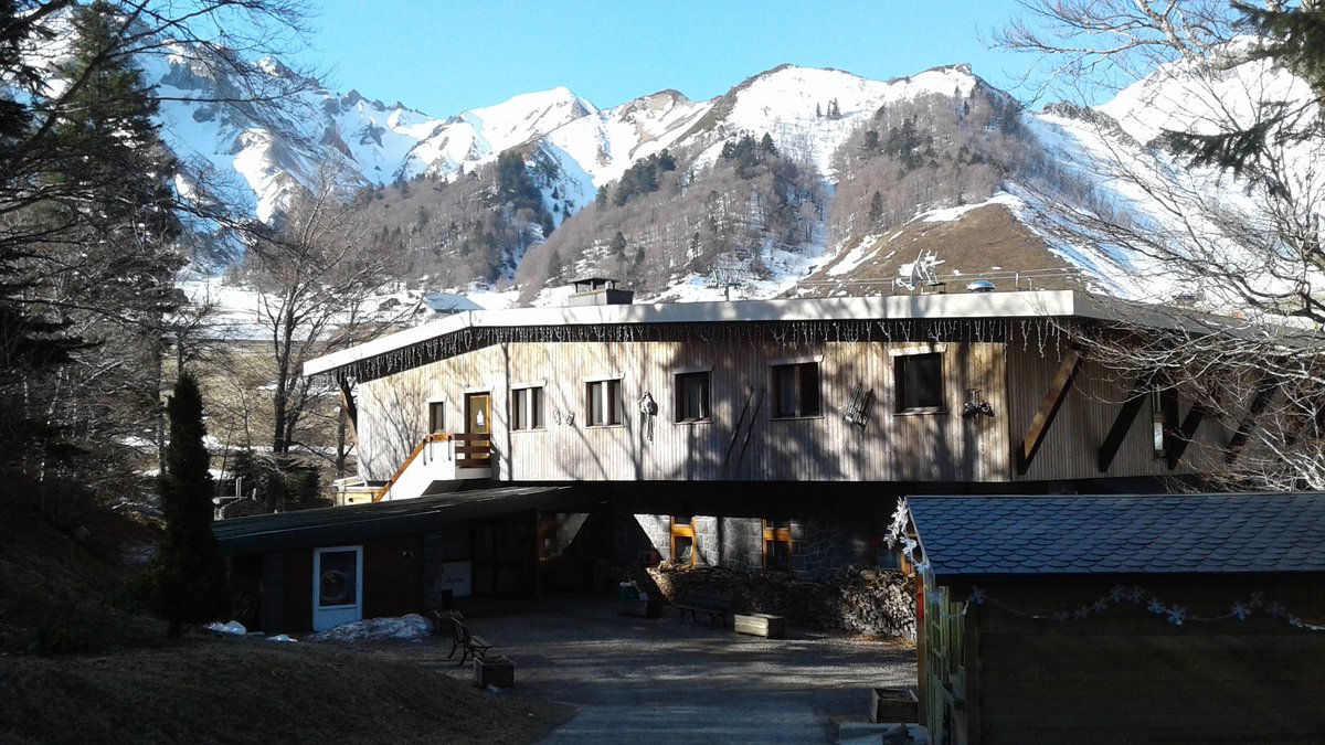classeCP1's tweet photo. Bonjour les parents. 
Ce message un peu tardif (43 valises à boucler,  pas facile 😨!!) pour vous dire que tous les enfants ont passé une bonne nuit et que nous venons de quitter notre chalet pour prendre la direction de Murol. https://t.co/D1c2AWghBW