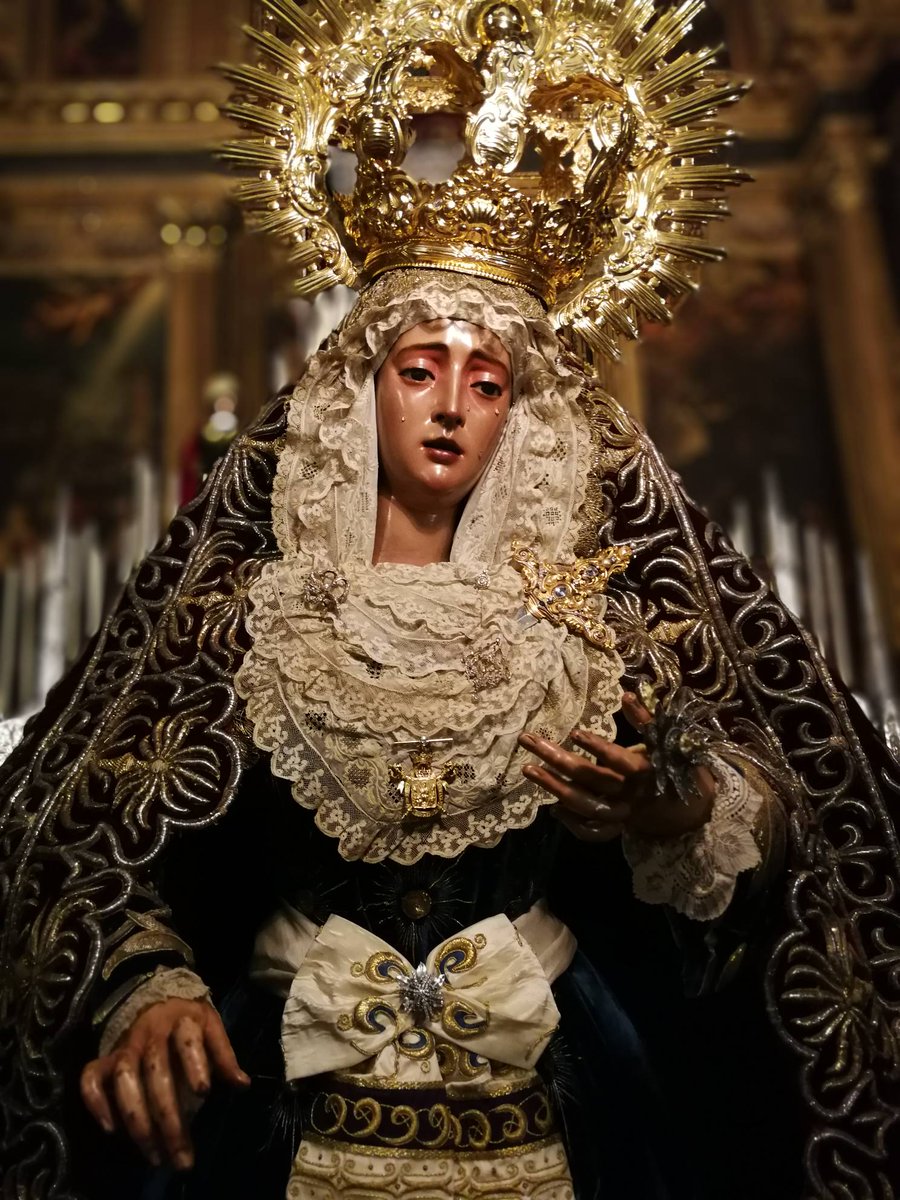 Elegantísima amanece la Virgen del Valle para su besamanos durante todo el fin de semana.

Foto: Hdad.