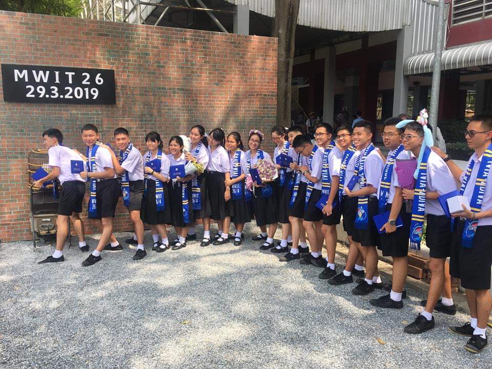 mwit_th's tweet image. วันนี้ที่โรงเรียนมีงานวันเกียรติยศ (วันมอบประกาศนียบัตร) ให้กับพี่ๆ ม.6 มีซุ้มถ่ายรูปแสดงความยินดีสวยๆ เต็มเลย มีชานชาลา 9 3/4 มาโผล่ที่ MWIT ด้วยนะ มาถึงเร็ว รถไม่ติดด้วย^^ บอทน้อยเองก็วุ่นวายอยู่กับการต้อนรับทุกคน ว่าแต่มีใครเจอบอทน้อยมั่งน้าาาา