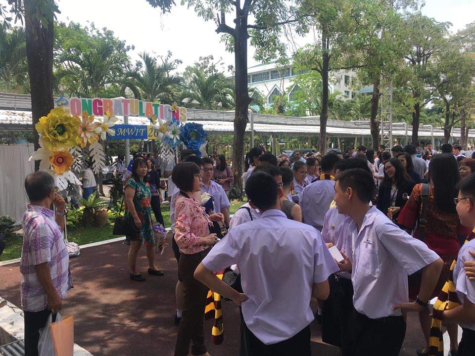 mwit_th's tweet image. วันนี้ที่โรงเรียนมีงานวันเกียรติยศ (วันมอบประกาศนียบัตร) ให้กับพี่ๆ ม.6 มีซุ้มถ่ายรูปแสดงความยินดีสวยๆ เต็มเลย มีชานชาลา 9 3/4 มาโผล่ที่ MWIT ด้วยนะ มาถึงเร็ว รถไม่ติดด้วย^^ บอทน้อยเองก็วุ่นวายอยู่กับการต้อนรับทุกคน ว่าแต่มีใครเจอบอทน้อยมั่งน้าาาา